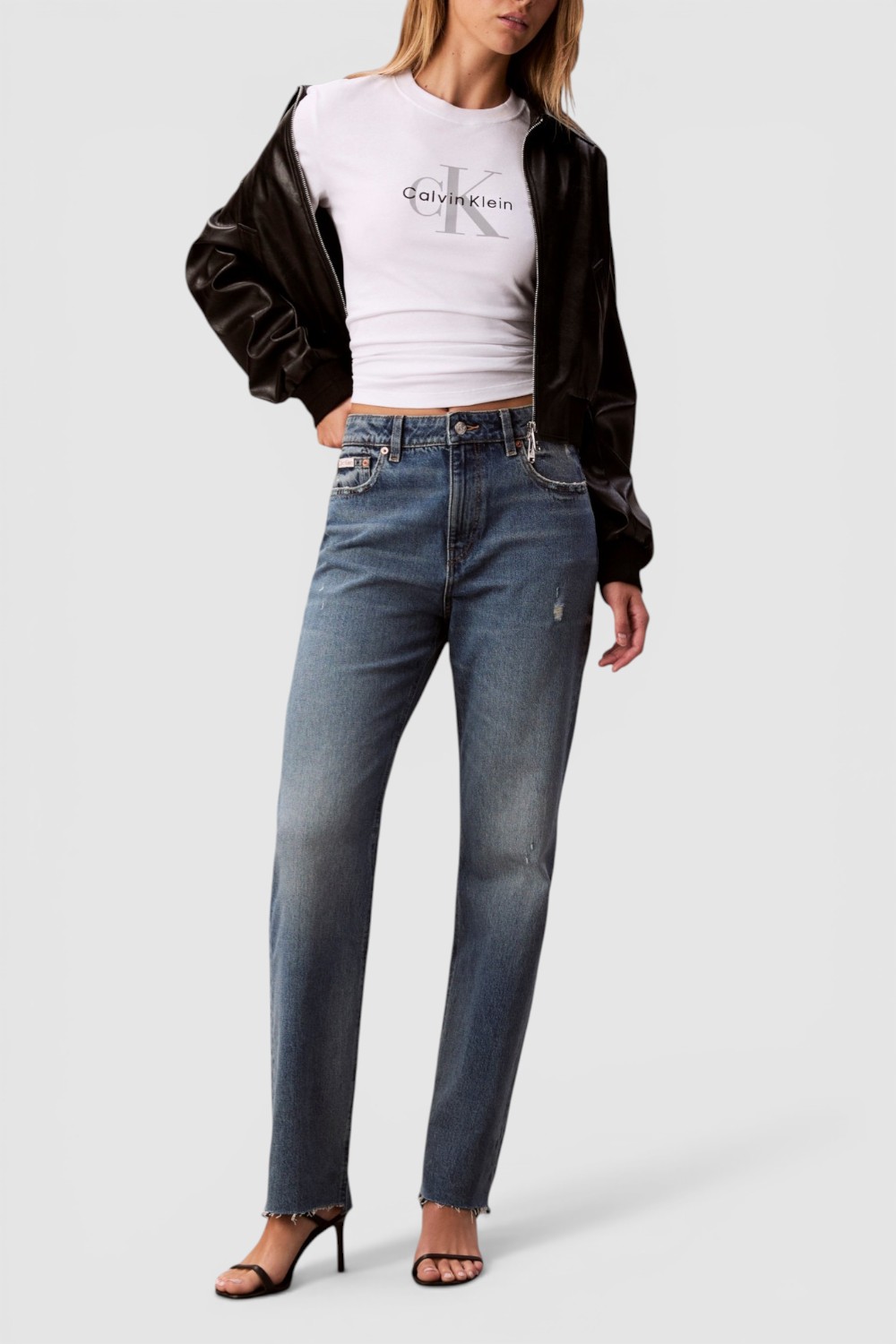 תמונת כל הלוק של מכנסי ג'ינס בגזרה ישרה